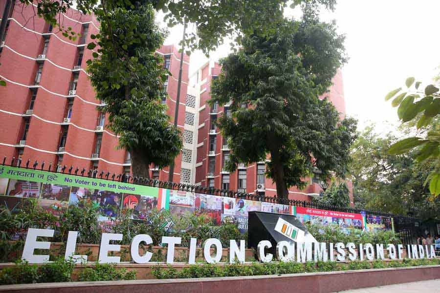 EC ने महिलाओं को निशाना बनाने वाले टिप्पणियों के लिए दिलीप घोष और सुप्रिया श्रीनाथ को शो-कॉज नोटिस जारी किए हैं।