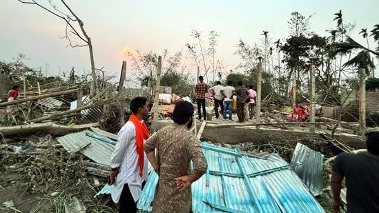 पश्चिम बंगाल के जलपाईगुड़ी में तूफान ; कम से कम चार की मौत, 100 से अधिक घायल।